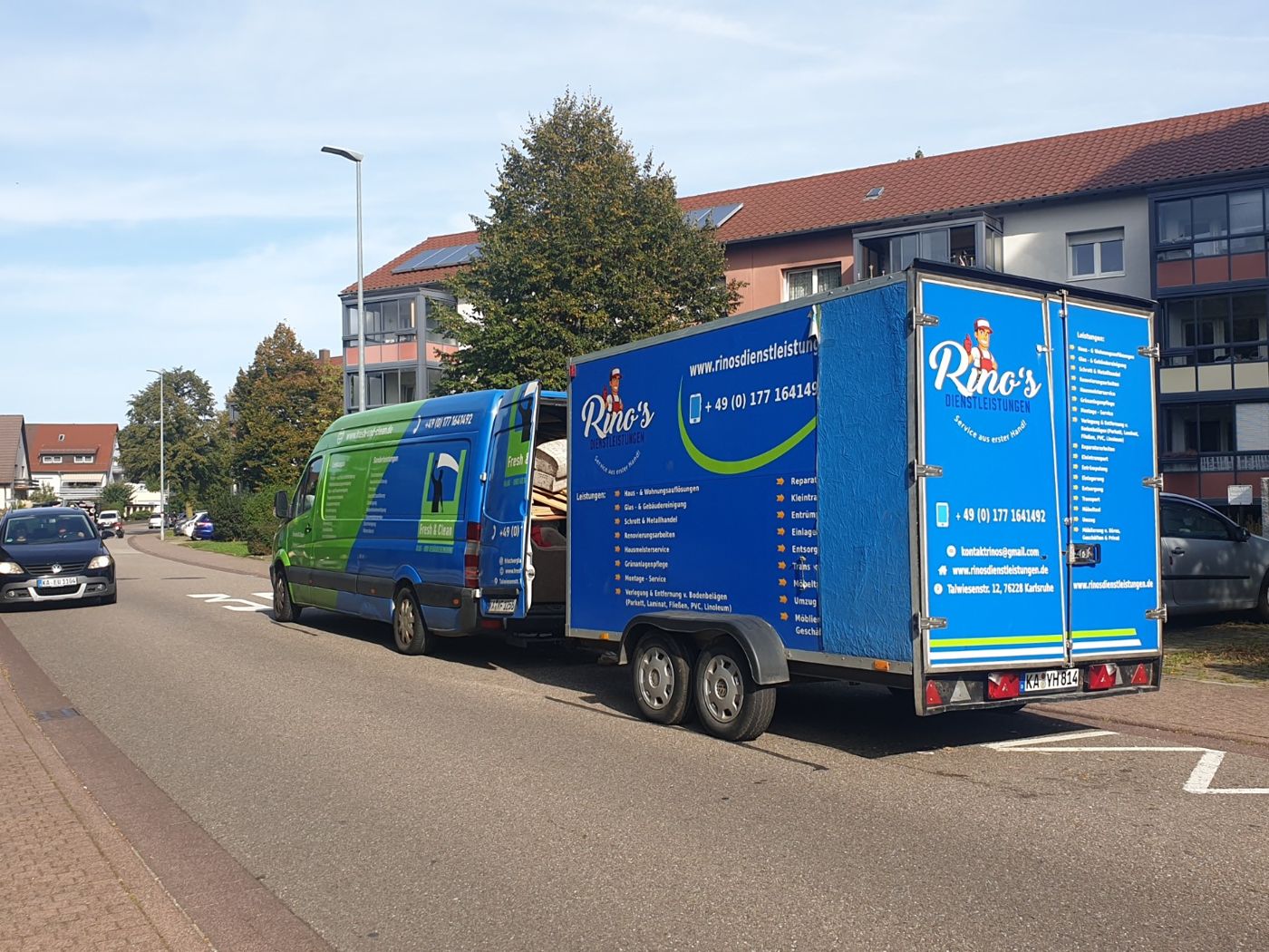 Rinos Dienstleistungen Transporter und Anhänger beim Abtransport